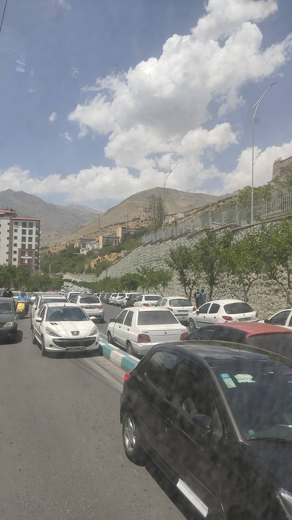 پارک غیرمجاز حاشیه ای خیابان درکه