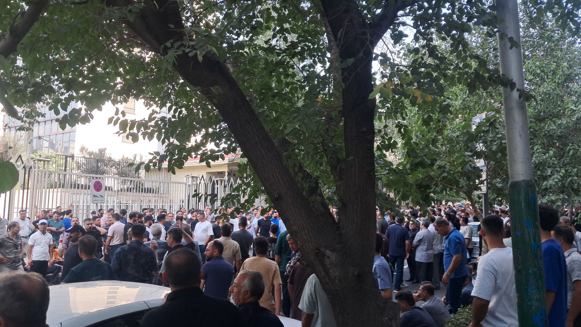تجمع رانندگان مالباخته در مقابل مجتمع قضایی تهران