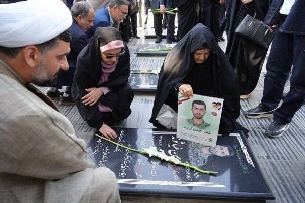 حضور فرزانه صادق بر مزار شهدای همدان