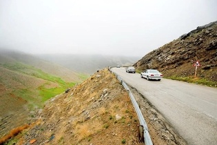  تلاش راهداران برای بازگشایی جاده گنجنامه-تویسرکان