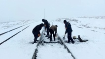 خدمت‌ رسانی شبانه‌ روزی کارکنان راه‌ آهن فارس در سرمای زمستان