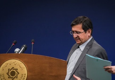 حمله تند رئیس کل بانک مرکزی به خودروسازان 