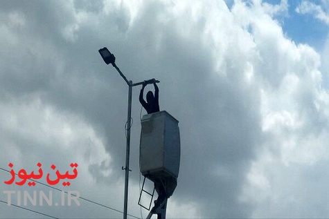 گزارش تصویری | نصب چراغ های روشنایی و سیم کشی روشنایی در محور شاهرود آزادشهر، در شرق استان سمنان(شاهرود)