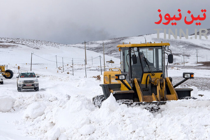 تلاش راهداران برای بازگشایی جاده‌ها در استان آذربایجان غربی