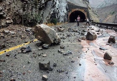 ریزش سنگ در محدوده تونل ۴ جاده چالوس