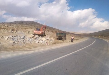 نگاه ویژه راهداران شهرستان کیار به محور دستگرد به سمت گردنه کت