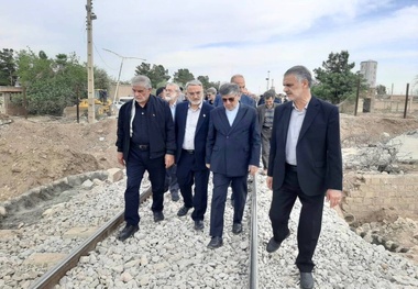 بررسی میدانی نمایندگان مجلس و دولت از مسیرهای بازسازی شده در راه آهن کاشان