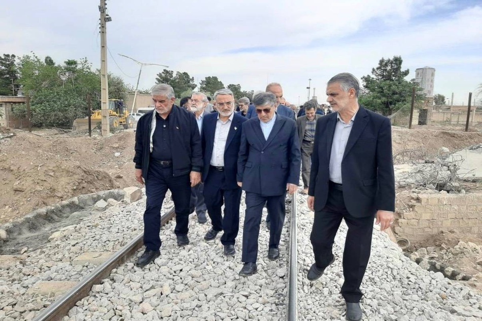 بررسی میدانی نمایندگان مجلس و دولت از مسیرهای بازسازی شده در راه آهن کاشان