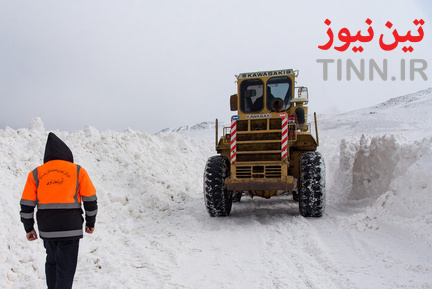 تلاش راهداران برای بازگشایی جاده‌ها در استان آذربایجان غربی