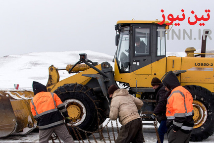 تلاش راهداران برای بازگشایی جاده‌ها در استان آذربایجان غربی