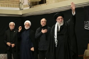 گزارش تصویری و فیلم حضور آیت الله خامنه ای در مراسم عزاداری شب عاشورا/ پوشش گسترده این مراسم در رسانه های خارجی
