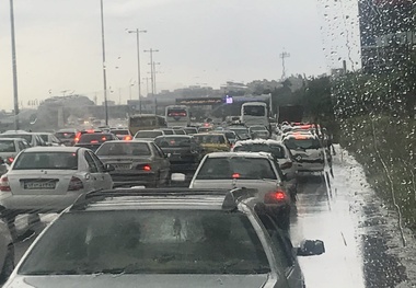 آبگرفتگی و ترافیک در اتوبان تهران-کرج
