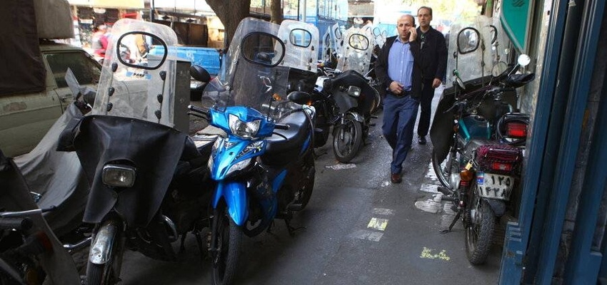 بزرگترین مشکلات پیاده‌ روهای تهران/ هجوم موتورسیکلت و خودرو در قلمرو عابران پیاده