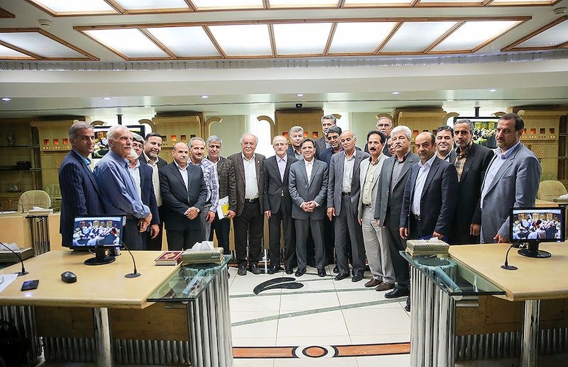 آخوندی در جلسه با کامیون داران.jpg5