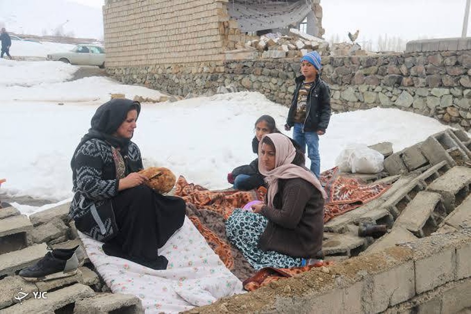 بارش برف و باران در مناطق زلزله زده خوی