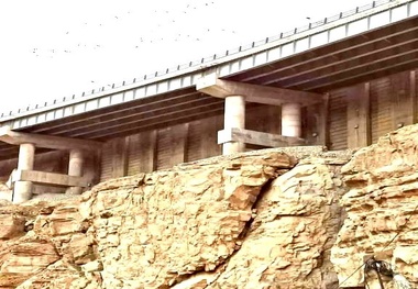 بلوک سنگی، تهدیدی برای پل آزاد راه تهران شمال نیست 
