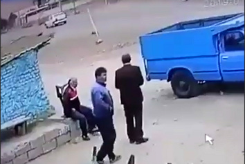نجات معجزهآسای افراد کنار جاده از یک تصادف