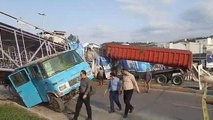 فیلم| سقوط پل عابر روی مینی‌بوس