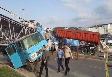 فیلم| سقوط پل عابر روی مینی‌بوس