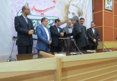 تجلیل استاندار از مدیرکل اقتصادی ودارائی استان قزوین 