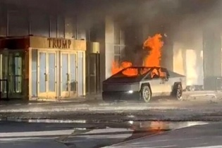 لحظه انفجار یک تسلا مقابل هتل ترامپ را ببینید