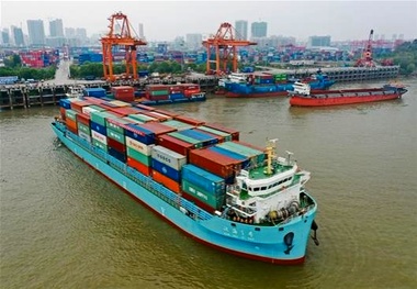 China upgrades container ships on Yangtze River