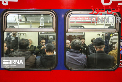مترو تهران در یک روز برفی