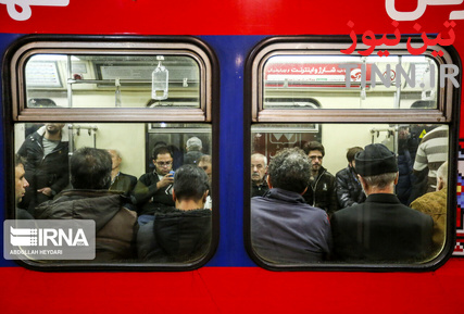 مترو تهران در یک روز برفی