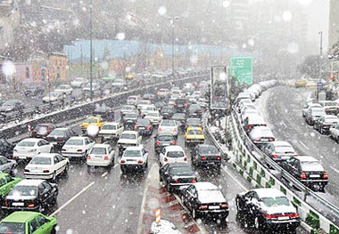 آغاز بارش نخستین برف پاییزی در تهران

