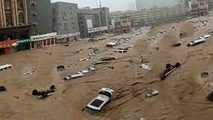 قایق نجات برای نجات سیل زدگان گرفتار در تونل مترو چین