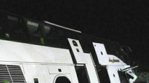 یک نفر کشته و 18 مصدوم در واژگونی اتوبوس تهران-شیراز 