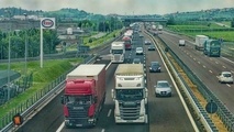 ناوگان باری درون شهری اصفهان در حال خدمت رسانی برای توزیع اقلام مورد نیاز مردم