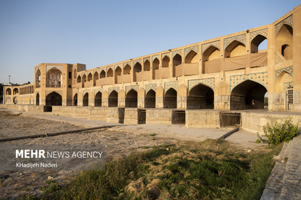 نصب جان پناه پل خواجو 