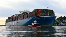 MOL containership makes fast in Hamburg