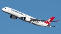 فیلم| سوال جنجالی از یک مدیر مشهور که مدیران ایرلاین های ایرانی باید ببینند؛ چقدر حقوق می گیری آقای مدیرعامل؟!