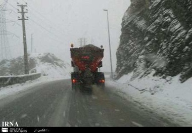 بارش برف در جاده چالوس و طالقان سبب کندی حرکت خودروها شده است