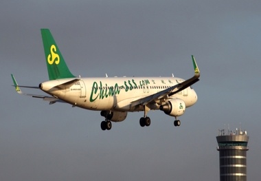 Spring Airlines Sees Demand From ‘Lipstick Effect’ 