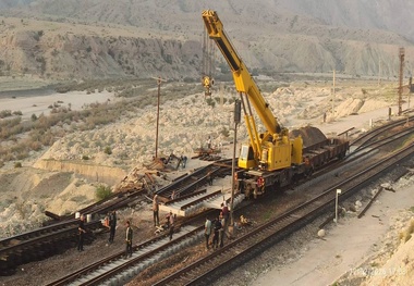نصب سوزن های بتنی سنگین در محور بافق–بندرعباس؛ افزایش سرعت و ایمنی سیر قطارها