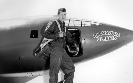 چاک ییگر در کنار هواپیما Bell X-1