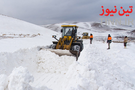 تلاش راهداران برای بازگشایی جاده‌ها در استان آذربایجان غربی