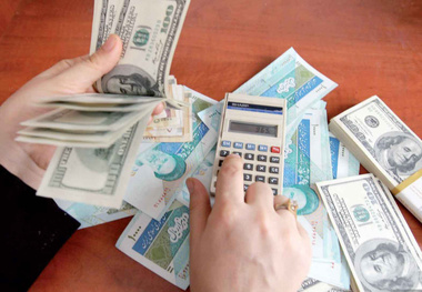 کاهش نرخ دلار در بازار ثانویه به ۷۷۱۵ تومان