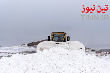 تلاش راهداران برای بازگشایی جاده‌ها در استان آذربایجان غربی