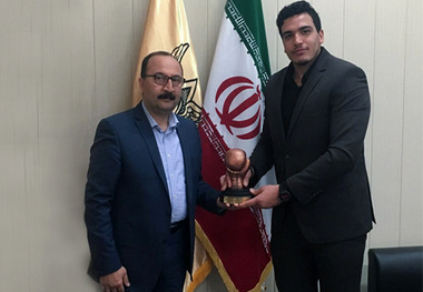 قهرمان بوکس کاپ خود را به راه‌آهن اهدا کرد
