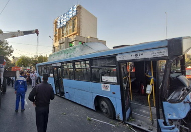 تصادف مرگبار اتوبوس با چند خودرو در تهران/یک نفر کشته و ۸ نفر مصدوم شدند
+جزییات حادثه و تصاویر