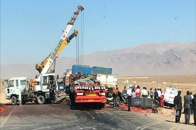 کمک مردم نورآباد به راننده تریلی حادثه دیده را ببینید
