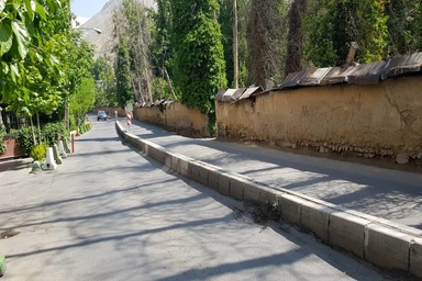 لبههای دیوارهای خیابان شهید احمدپور درکه؛ تهدیدی برای عابران پیاده
