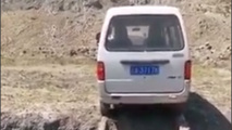 فیلم|مهارت راننده برای عبور از روی 2 قطعه چوب