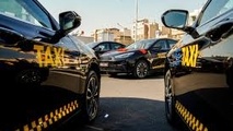 ورود سالانه ۵۰۰ هزار دستگاه خودرو برقی و هیبریدی در پایتخت