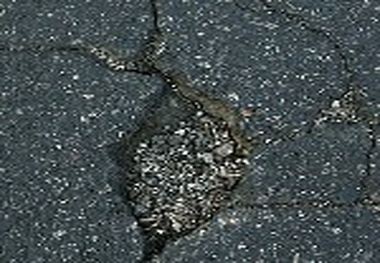 خرابی زودرس آسفالت ناشی از مصرف قیر نامرغوب در پروژه ها است