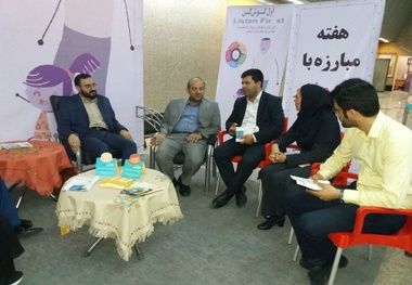 مردان نقره ای در مترو تجریش معضل اعتیاد را به نمایش کشیدند